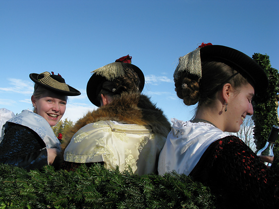Junge Frauen im seidenen Mieder auf dem Truhenwagen auf der T&ouml;lzer Leonhardifahrt