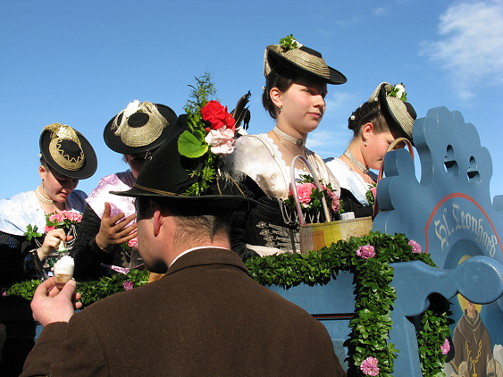 Junge Frau mit Frisur im Biedermeier-Stil auf der T&ouml;lzer Leonhardifahrt