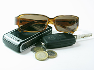 Handy Sonnenbrille Autoschl&uuml;ssel und Kleingeld